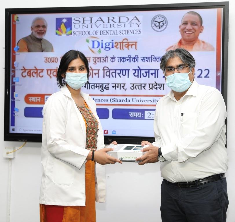 Hon'ble MP Dr. Mahesh Sharma  distributed tablets to 400 students at Sharda University on 17th May 2022