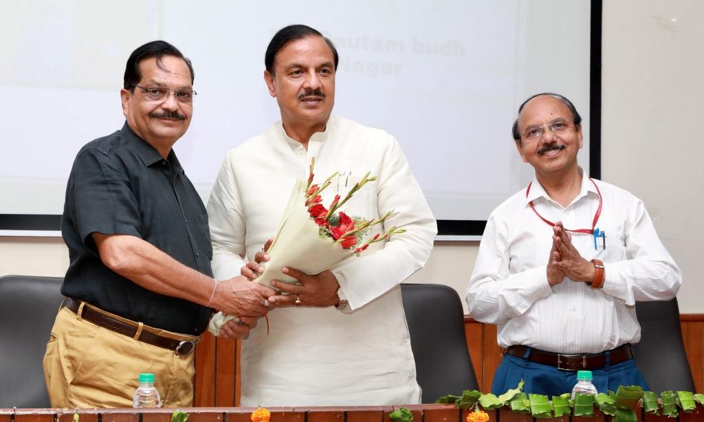 Hon'ble MP Dr. Mahesh Sharma  distributed tablets to 400 students at Sharda University on 17th May 2022