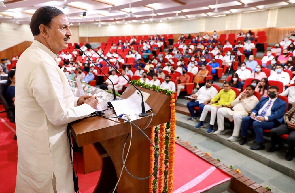 Hon'ble MP Dr. Mahesh Sharma  distributed tablets to 400 students at Sharda University on 17th May 2022