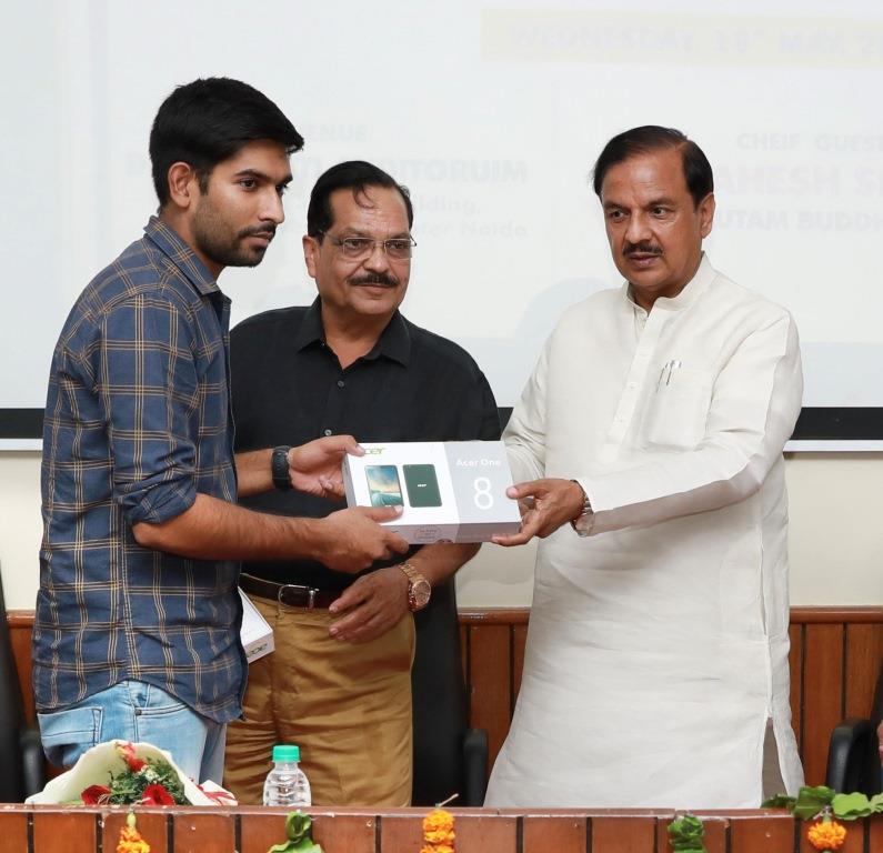 Hon'ble MP Dr. Mahesh Sharma  distributed tablets to 400 students at Sharda University on 17th May 2022