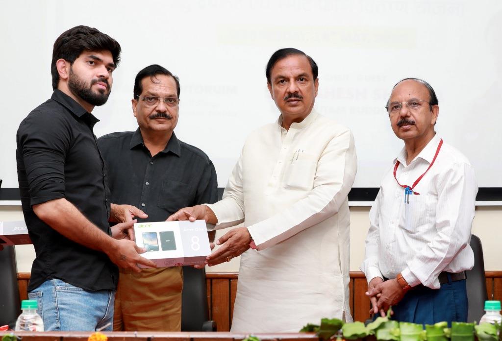 Hon'ble MP Dr. Mahesh Sharma  distributed tablets to 400 students at Sharda University on 17th May 2022