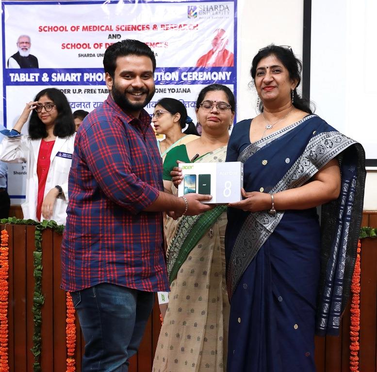 Hon'ble MP Dr. Mahesh Sharma  distributed tablets to 400 students at Sharda University on 17th May 2022